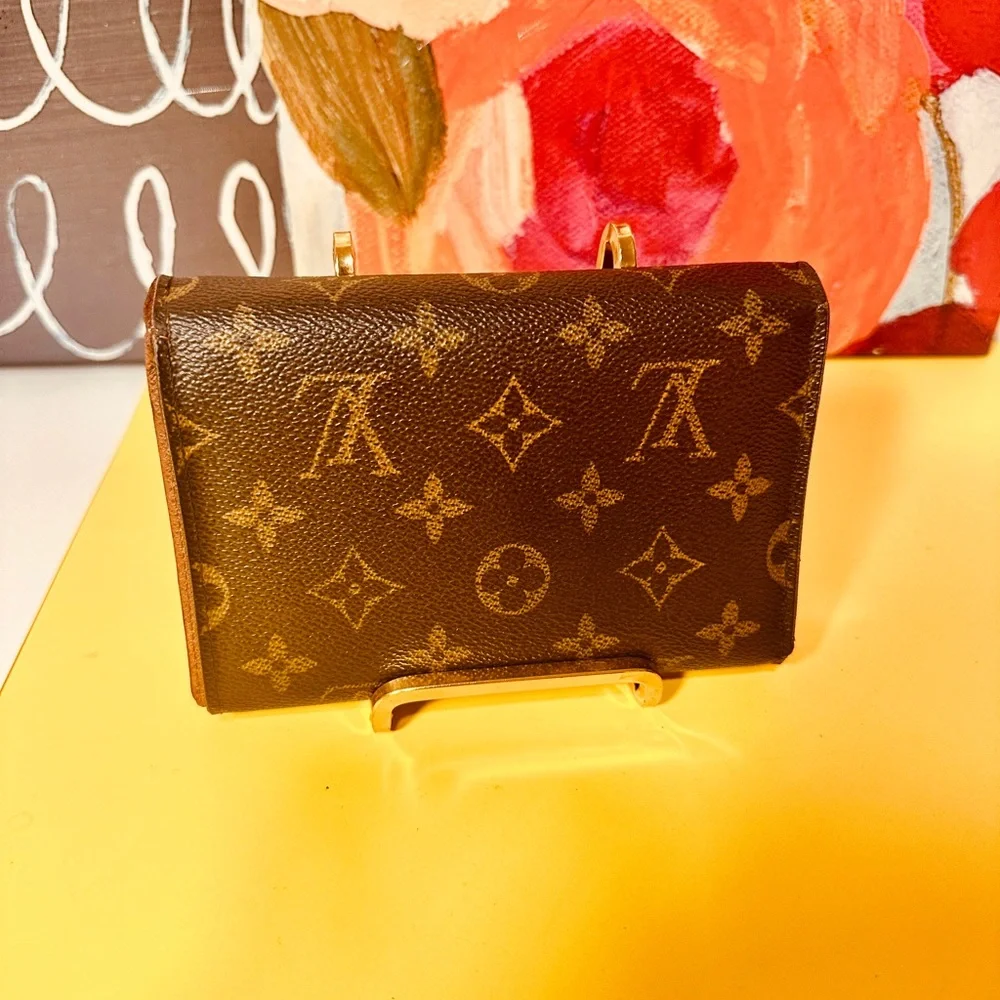 Louis Vuitton Monogram passport Wallet - Picture 3 of 15